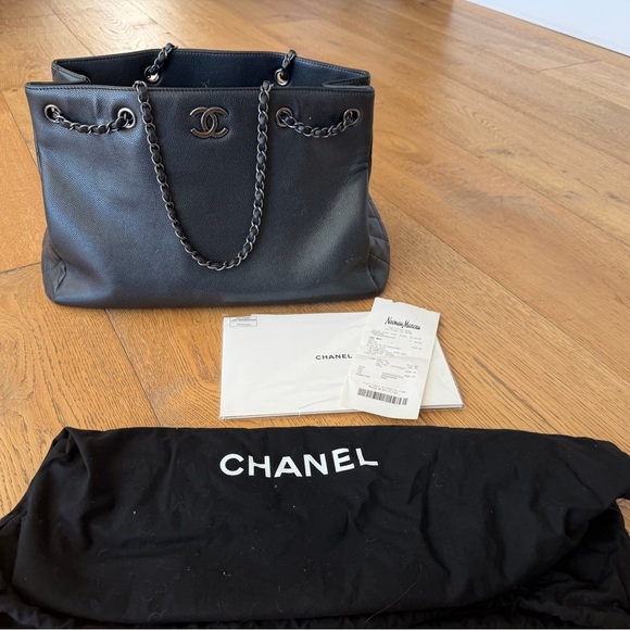 CHANEL Elegant Black Leather Shoulder Bag - Picture 4 of 5